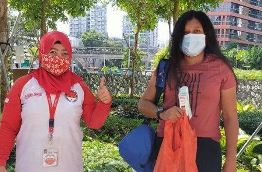 Atase Ketenagakerjaan KBRI Singapura Bagikan Masker dan Vitamin untuk Pekerja Migran Indonesia